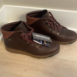 Men’s NWT Chaco waterproof boots!